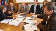 Podpisanie umowy na budowę hali sportowej w OSW w Szczytnie.
