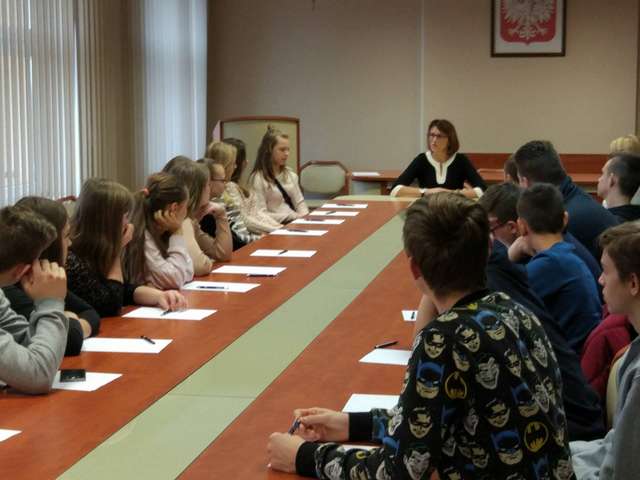 Uczniowie gimnazjum w Lipowcu w Urzędzie Gminy Szczytno