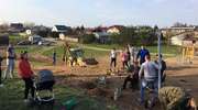 Przygotowania do otwarcia placu zabaw na ul. Burskiego w Pasymiu