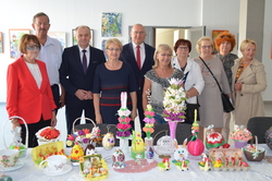 Starosta Szczycieński Jarosław Matłach oraz Burmistrz Miasta Szczytno Krzysztof Mańkowski wraz członkami Stowarzyszenia Uniwersytet Trzeciego Wieku w Szczytnie.