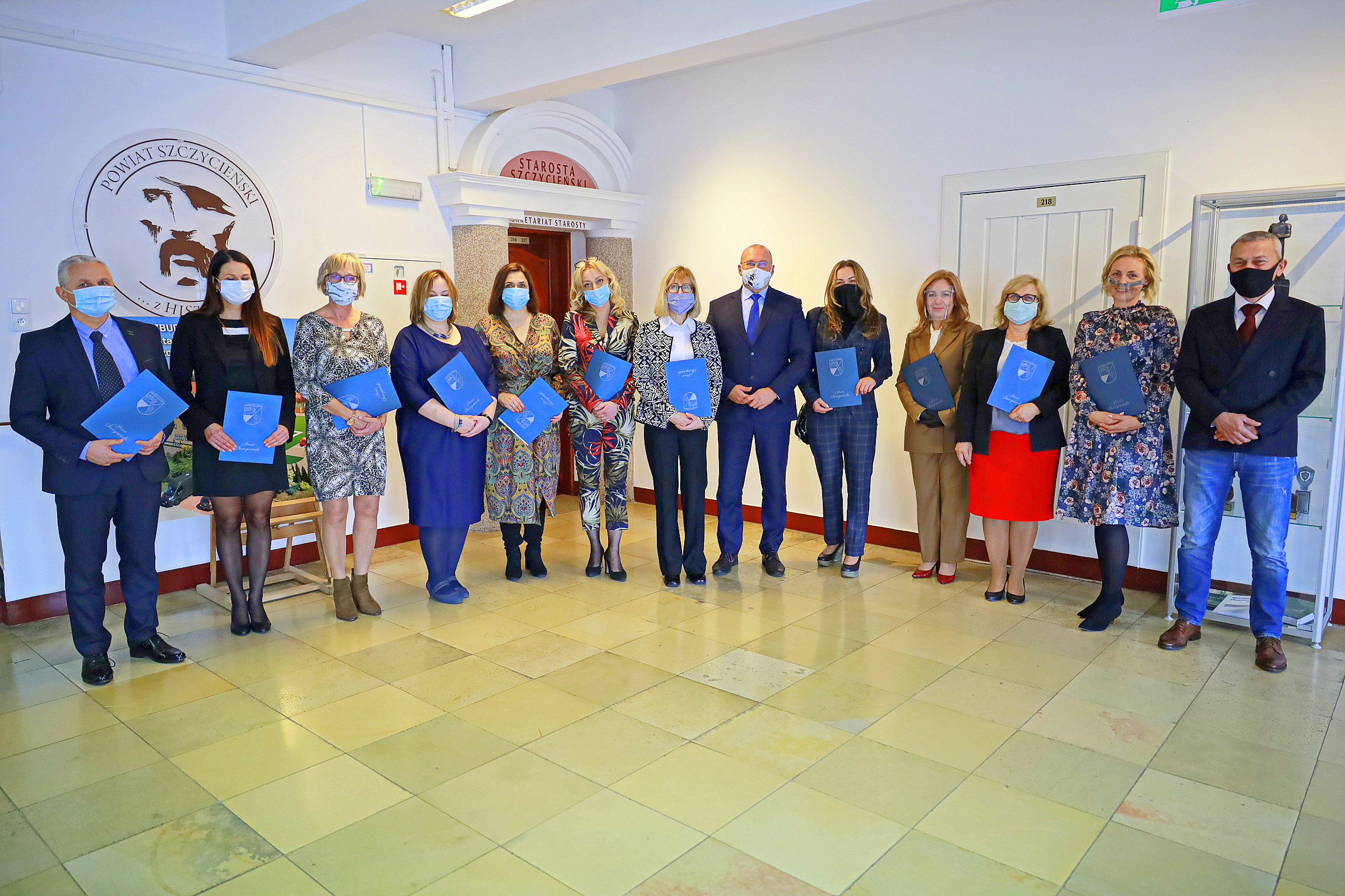 Zdjęcie przedstawia nauczycieli i dyrektorów, którzy otrzymali nagrodę Starosty Szczycieńskiego.
