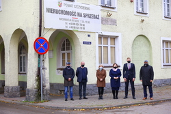 Zdjęcie przedstawia władze Powiatu Szczycieńskiego i Banku Spółdzielczego w Szczytnie na tle nieruchomości przy ul. 3 Maja.