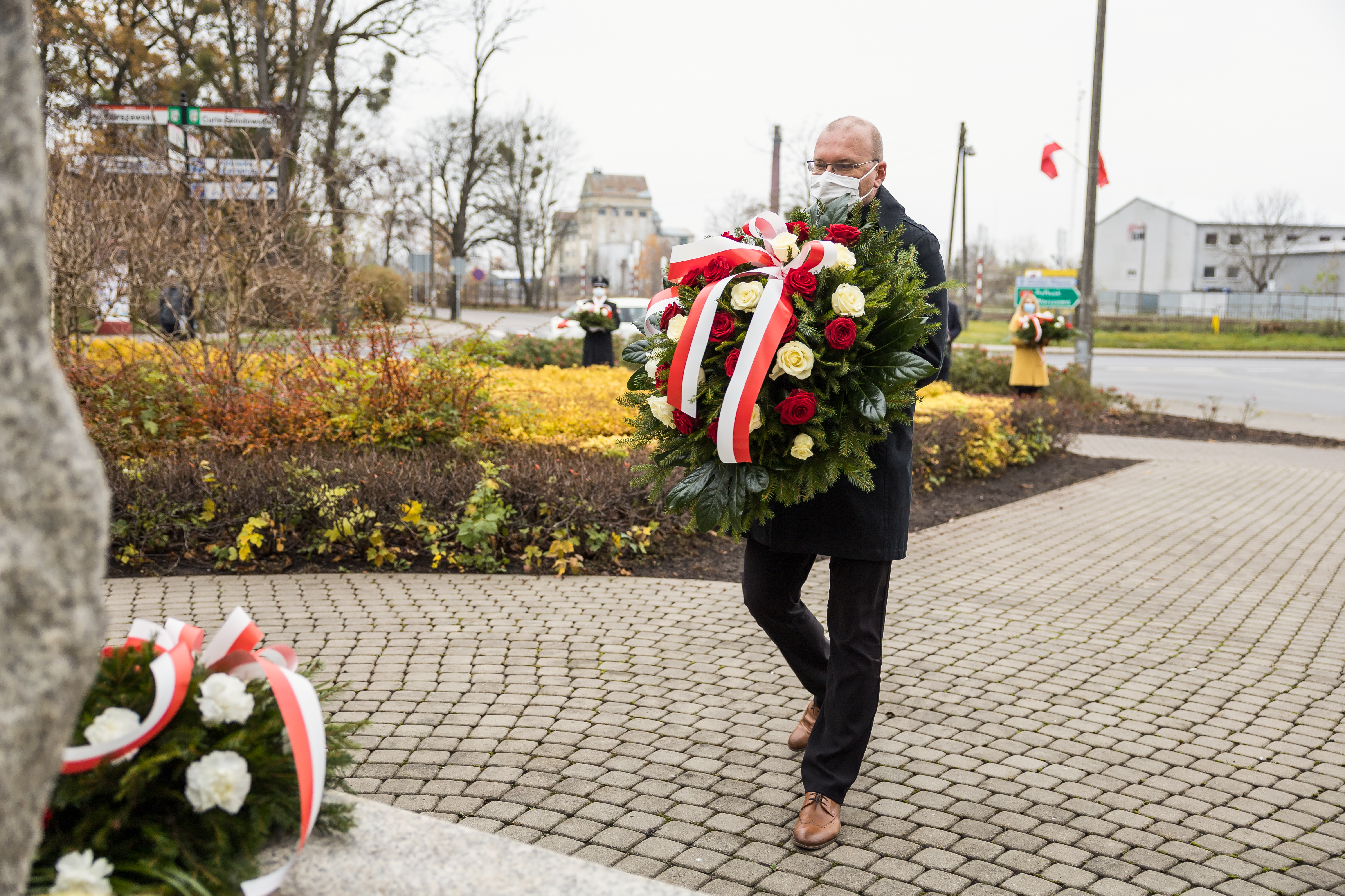Starosta Szczycieński Jarosław Matłach składający kwiaty pod pomnikiem Orła Białego w Szczytnie z okazji Narodowego Święta Niepodległości
