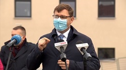Wojewoda warmińsko-mazurski Artur Chojecki podczas konferencji przed Szpitalem Powiatowym w Szczytnie.