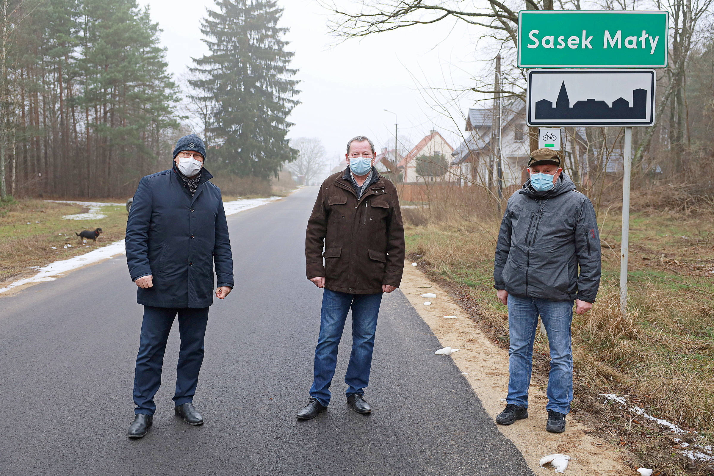 Na zdjęciu (od lewej): Jarosław Matłach Starosta Szczycieński, Sławomir Wojciechowski Wójt Gminy Szczytno i Mirosław Mierzejewski Sołtys Sasku Małego