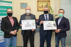 Na zdjęciu znajdują się (od lewej) Rafał Wilczek ze stowarzyszenia „Wszystko dla Szczytna”, Jarosław Matłach Starosta Szczycieński, Krzysztof Karwowski prezes Banku Spółdzielczego w Szczytnie i Rafał Kiersikowski „Wszystko dla Szczytna”.