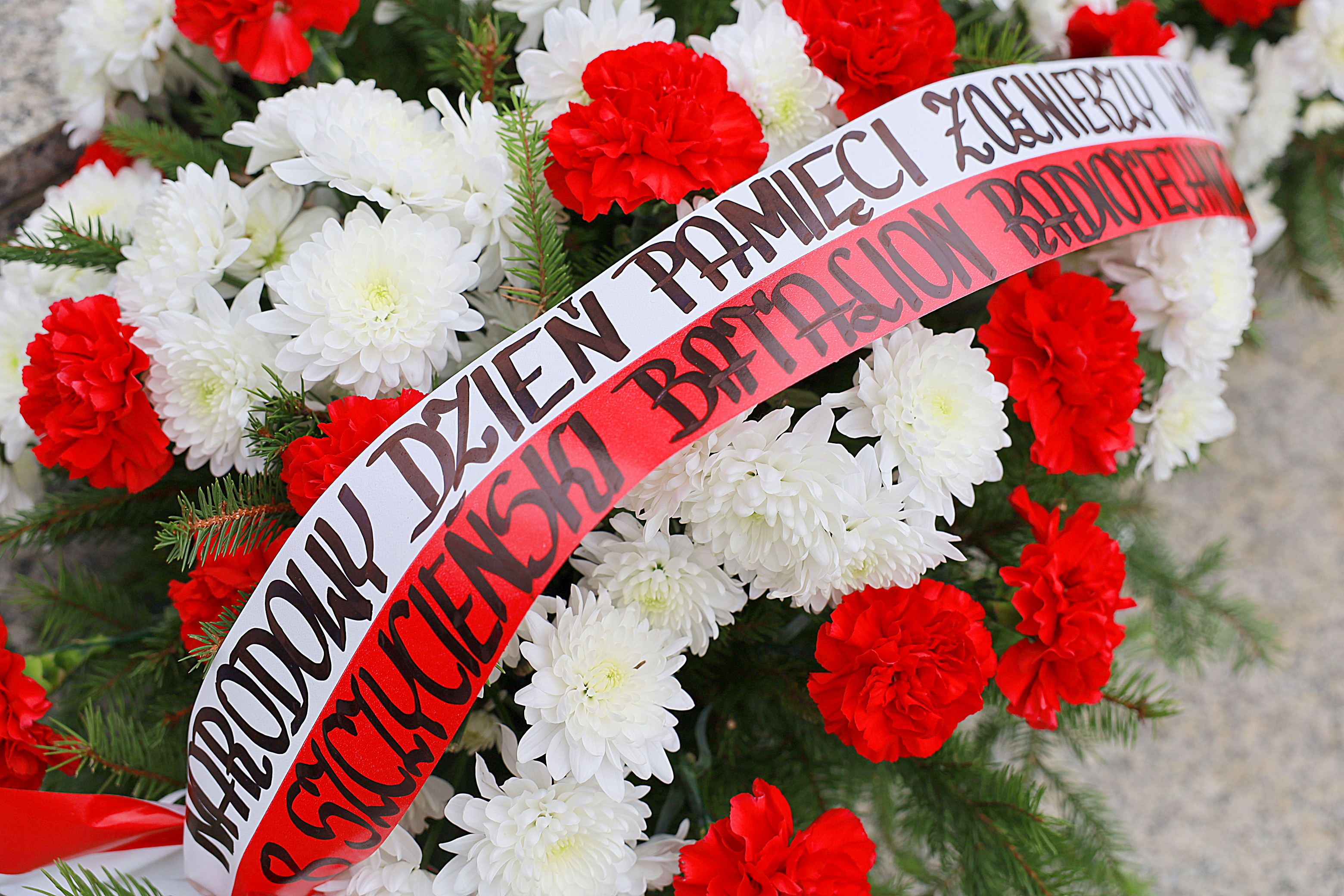 Opis. Obchody Narodowego Dnia Pamięci Żołnierzy Wyklętych pod pomnikiem Orła Białego w Szczytnie. 