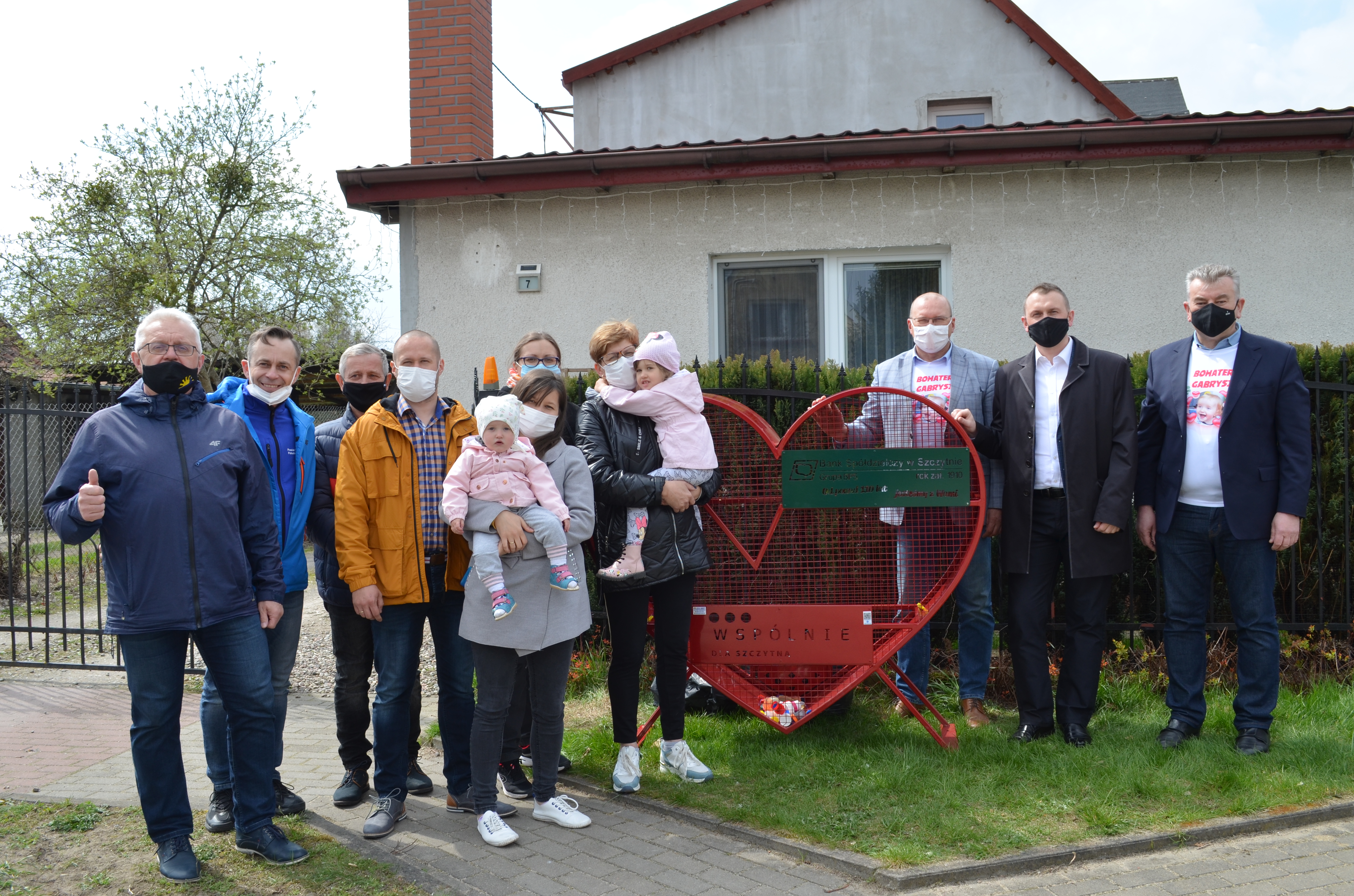 Serce na nakrętki przed domem Gabrysi Bednarek