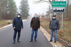 Opis. Dzięki partnerstwu samorządów powiatowego i gminnego oraz dofinansowaniu inwestycji mieszkańcy mogą cieszyć się nowymi drogami. Na zdjęciu droga do Sasku Małego.