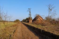 Dawny dworzec w miejscowości Jabłonka. Na starym torowisku powstaje trasa rowerowa. Fot. Witold Olbryś