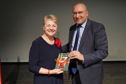 Od lewej. Marianna Zając prezes stowarzyszenia Uniwersytet Trzeciego Wieku w Szczytnie i Jarosław Matłach Starosta Szczycieński podczas uroczystej inauguracji Roku Akademickiego.
