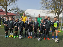 Chłopcy klasa IV b wygrali powiatowy turniej piłki nożnej "Z podwórka na Stadion o Puchar Tymbarku". 