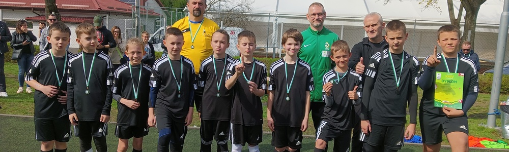 Chłopcy klasa IV b wygrali powiatowy turniej piłki nożnej "Z podwórka na Stadion o Puchar Tymbarku". 