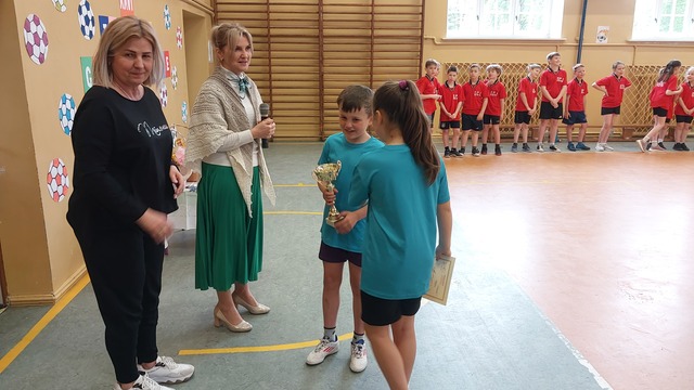 Udział uczniów w turnieju gry w „dwa ognie”