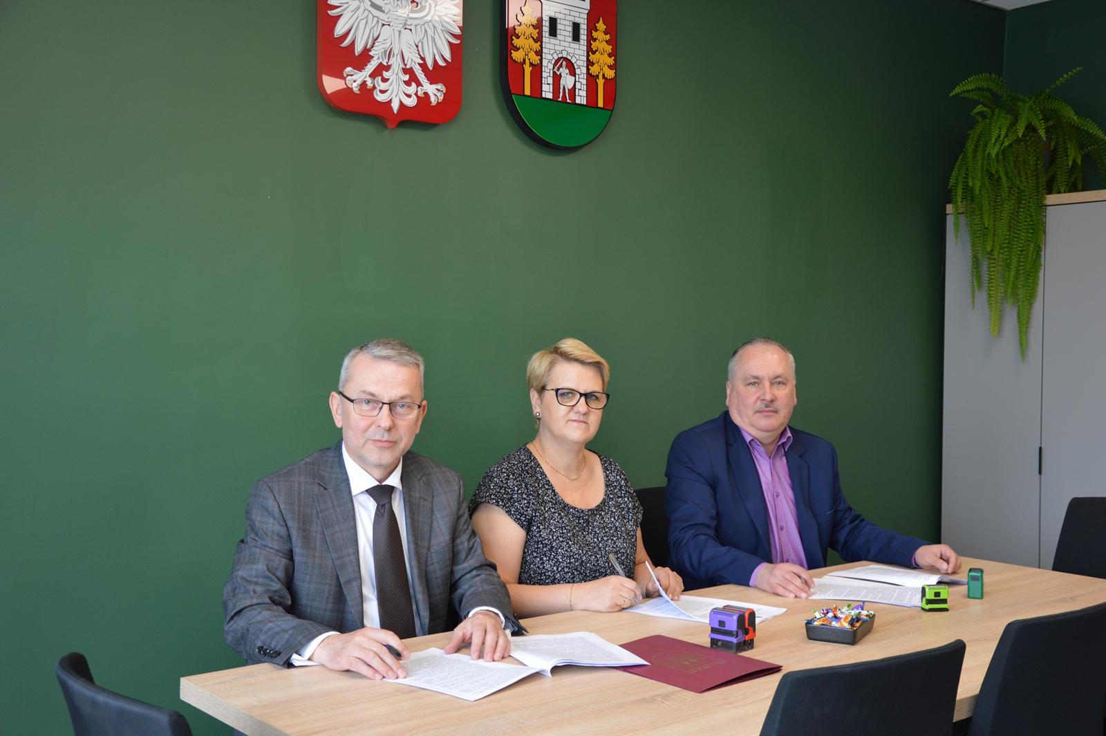 https://m.powiatszczycienski.pl/2025/05/orig/podpisanie-umow-14-05-2025-83274.jpg