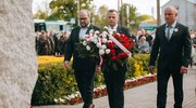 Uroczyste złożenie kwiatów pod pomnikiem Orła Białego z okazji Święta 3 Maja