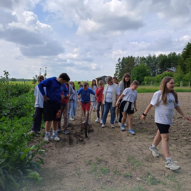 Od Ogrodu do Stołu: Edukacyjna Wyprawa do Gospodarstwa