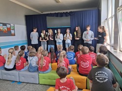 Sukces "Starszych-Młodszym": ósmoklasiści uczą angielskiego przez przedstawienie kukiełkowe. 