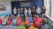 Sukces "Starszych-Młodszym": ósmoklasiści uczą angielskiego przez przedstawienie kukiełkowe