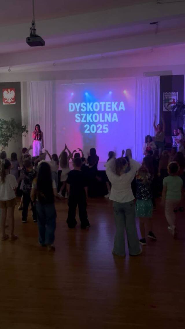 Wakacyjna dyskoteka pod hasłem „Lato pełne kolorów”