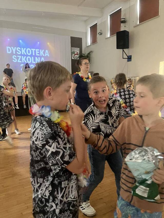 Wakacyjna dyskoteka pod hasłem „Lato pełne kolorów”