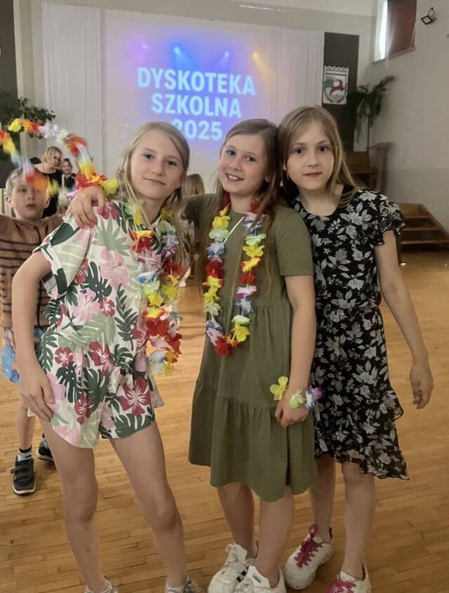 Wakacyjna dyskoteka pod hasłem „Lato pełne kolorów”