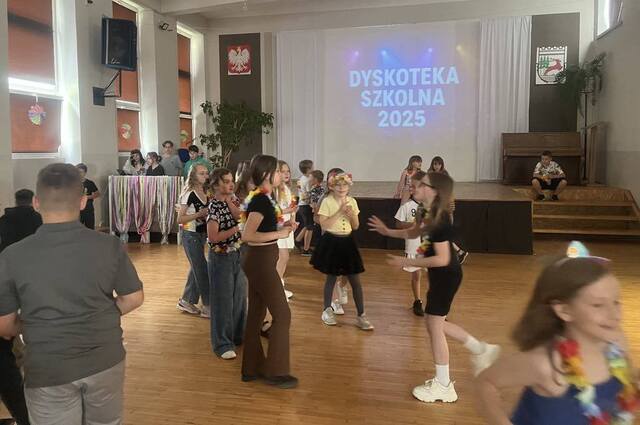 Wakacyjna dyskoteka pod hasłem „Lato pełne kolorów”