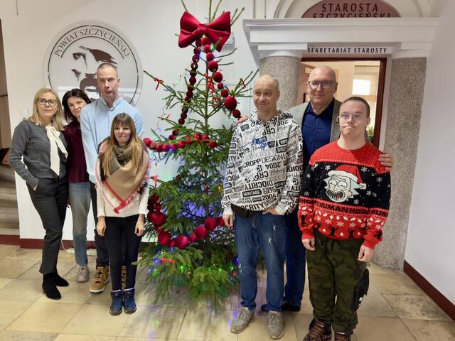 Świąteczne dekorowanie choinek