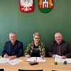 Podpisano umowy na przebudowę dróg gminnych w miejscowości Kipary i Ciemna Dąbrowa