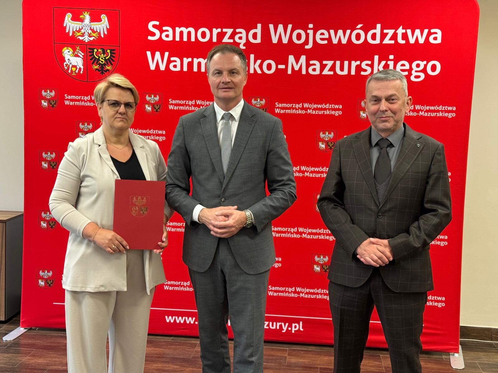 https://m.powiatszczycienski.pl/2026/05/orig/umowa-na-modernizacje-terenu-latana-wielka-87301.jpg