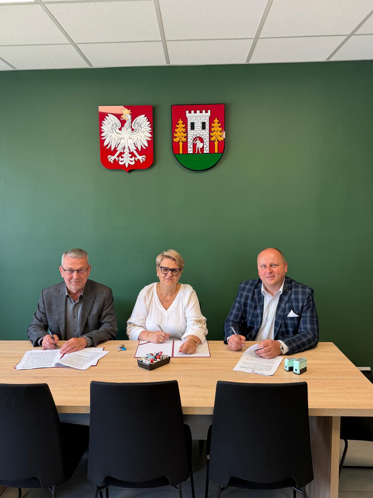 https://m.powiatszczycienski.pl/2026/07/orig/podpisanie-umowy-na-budowe-magazyny-oc-1-87647.jpg