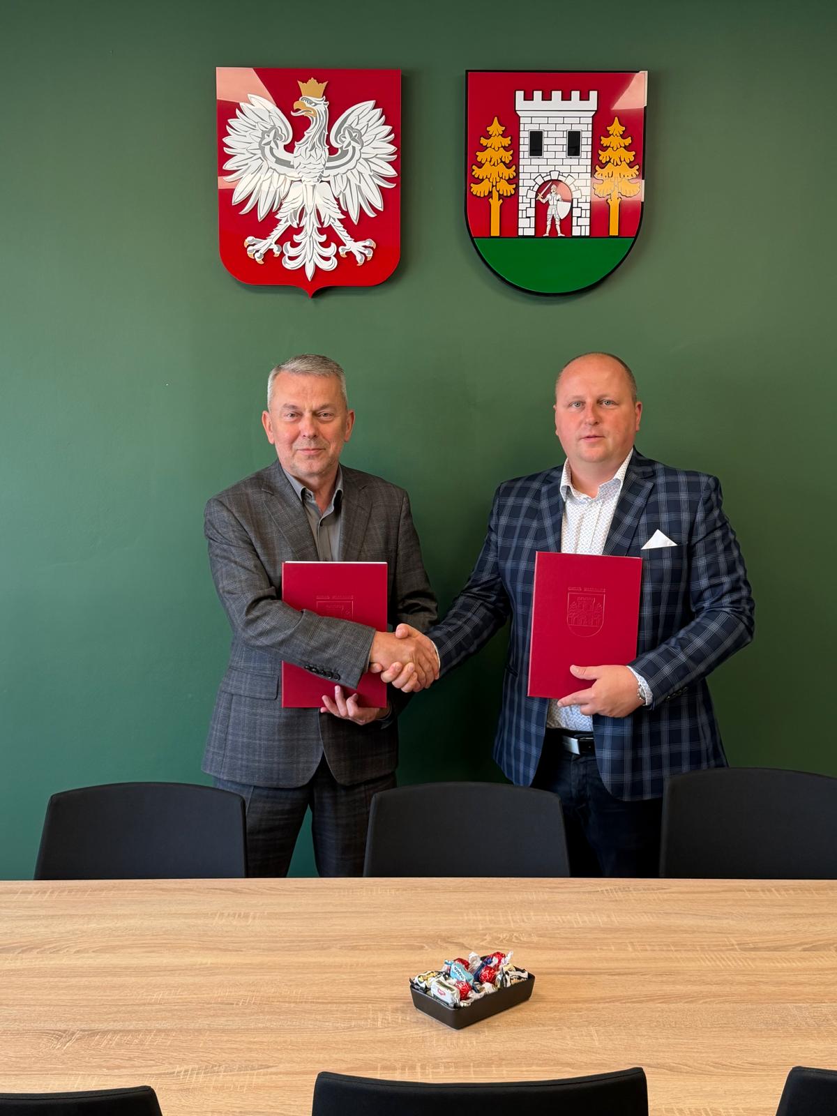 https://m.powiatszczycienski.pl/2026/07/orig/podpisanie-umowy-na-budowe-magazyny-oc-2-87648.jpg